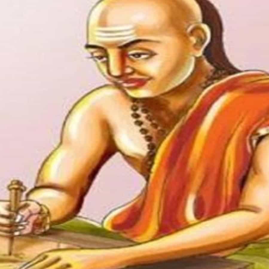 జీవితంలో విజయవంతమైన వ్యక్తి.. నేర్చుకోవడాన్ని ఎప్పుడూ ఆపడు. జ్ఞానాన్ని సంపాదించడానికి ఎల్లప్పుడూ సిద్ధంగా ఉంటాడు. అలాంటి వ్యక్తి ఇతరులకు ప్రేరణగా నిలుస్తాడు. సరస్వతీ దేవీ అనుగ్రహం ఎప్పుడూ అలాంటి వారిపై ఉంటుందన్నాడు చాణుక్యుడు.