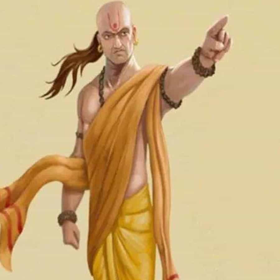 ఆచార్య చాణక్యుడి బోధనలు జీవితంలో ఉన్నతంగా ఎదిగేందుకు దోహదపడతాయి. అందుకే.. నేటికీ చాలామంది చాణుక్యుడు నీతిశాస్త్రంలో బోధించిన విషయాలను అనుసరిస్తుంటారు. అయితే చాణుక్యుడు ముఖ్యంగా కొందరు వ్యక్తులకు దూరంగా ఉండటం మంచిదని బోధించాడు.