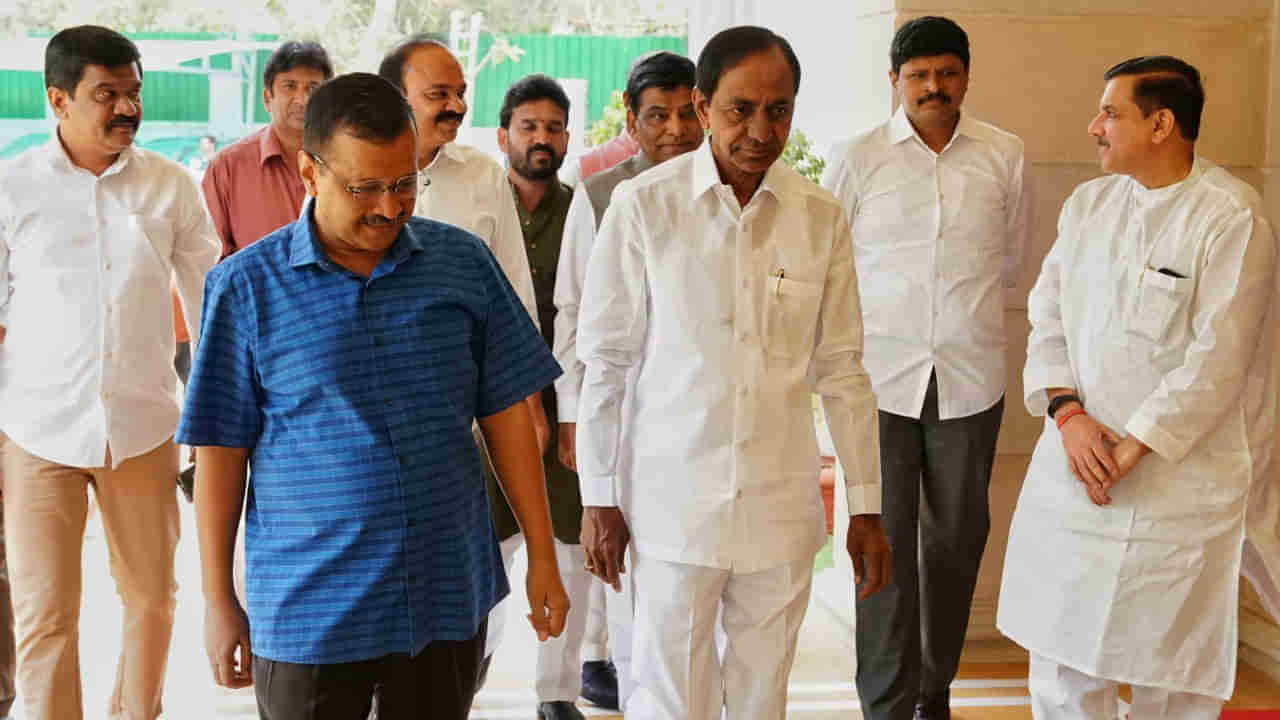 CM KCR: ఢిల్లీ నుంచి చండీగఢ్‌ చేరుకున్న సీఎం కేసీఆర్‌.. అమరులైన సైనికులు, రైతుల కుటుంబాలకు చెక్కుల పంపిణి..