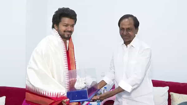 CM KCR AND VIJAY: సీఎం కేసీఆర్ను కలిసిన కోలీవుడ్ స్టార్ విజయ్.. రాజకీయ చర్చకు దారి తీసిన భేటీ!