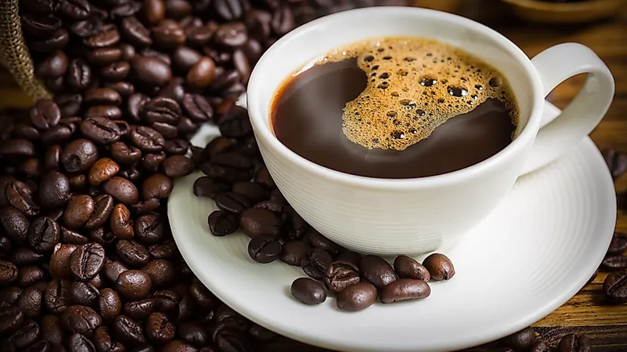 Coffee: కాఫీ తాగుతున్నప్పుడు పొరపాటున ఈ పదార్థాలు తినకండి..  అవేంటంటే..