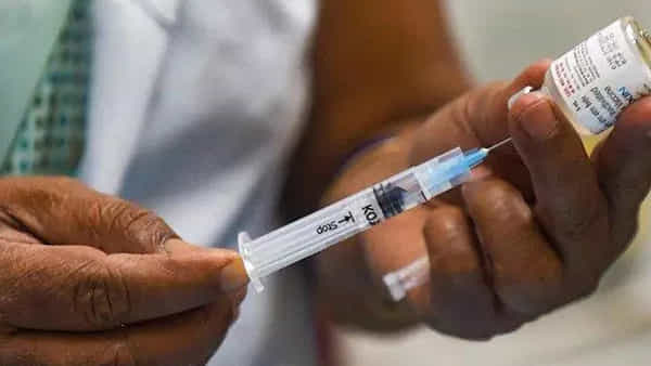 Corona Vaccination: వైద్య సిబ్బంది నిర్లక్ష్యం.. 39 మంది స్కూల్ పిల్లలకు ఒకే సిరంజితో వ్యాక్సినేషన్
