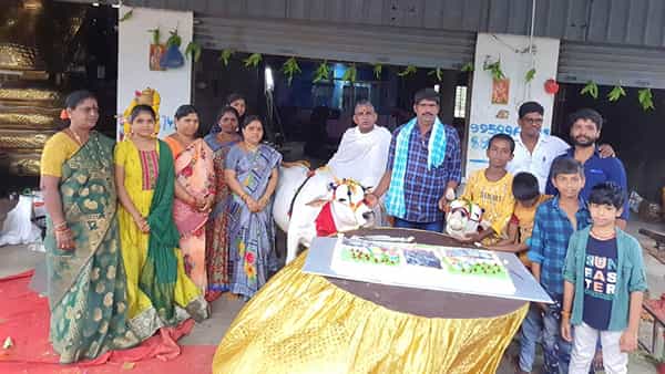 Twin Calves: కవల గిత్తలకు ఘనంగా పుట్టిన రోజు వేడుకలు.. కేక్ కటింగ్.. 200 మందికి విందు భోజనం