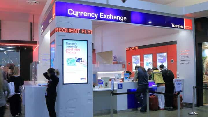 Foreign Journey: విదేశాలకు వెళ్లేవారు ఎంత భారత కరెన్సీ తీసుకెళ్లొచ్చో తెలుసా.. RBI పెట్టిన పరిమితి ఎంతంటే.. Foreign Journey: విదేశాలకు వెళ్లేవారు ఎంత భారత కరెన్సీ తీసుకెళ్లొచ్చో తెలుసా.. RBI పెట్టిన పరిమితి ఎంతంటే..
