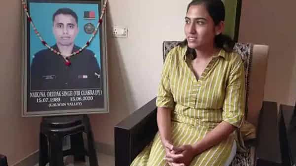 Indian Army: గల్వాన్ లోయలో భర్త వీరమరణం.. భర్త కలను నెరవేర్చడం కోసం టీచర్ జాబ్ని వదిలి భార్య ఏంచేసిందంటే..