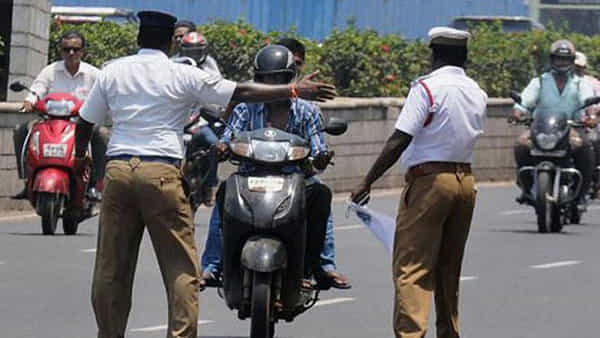 Driving License: వాహనదారులకు అలర్ట్.. డ్రైవింగ్ లైసెన్స్ ఇలా వాడితే.. రూ. 5 వేల జరిమానా..