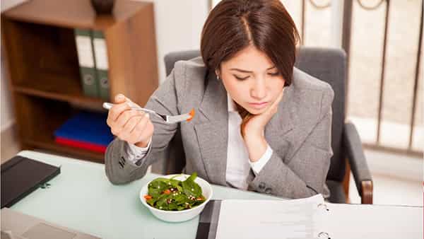 Office Lunch Time: ఆఫీస్లో వర్క్ చేస్తూ తింటున్నారా.. అయితే మీ ఉద్యోగం ఊస్ట్.. ఇది ఎక్కడంటే..!