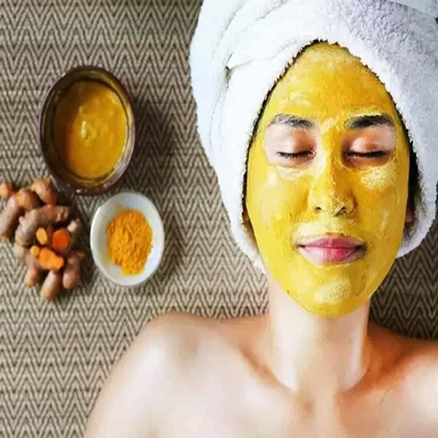 కొబ్బరి పాలు - పసుపు ఫేస్ ప్యాక్: చిటికెడు పసుపు పొడిని తీసుకుని, కొబ్బరి నూనె కలపండి. ఈ ఫేస్ ప్యాక్‌ని ముఖం, మెడపై అప్లై చేసి, కాసేపు మసాజ్ చెయ్యాలి. 10 - 15 నిమిషాల తర్వాత సాధారణ నీటితో కడగాలి. వారానికి 2, 3 సార్లు ఇలా చేస్తే ఫలితముంటుంది.