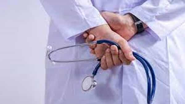 Hyderabad: వైద్యం కోసం వెళితే.. వైద్యుడి వెకిలి చేష్టలు.. మహిళ ప్రైవేట్ పార్ట్స్ తాకుతూ.. చివరకు