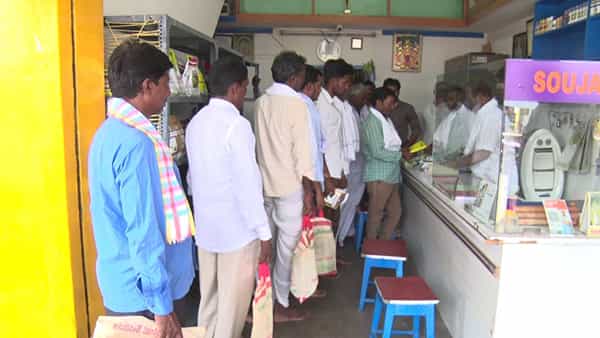 Telangana: ఆదిలాబాద్ అన్నదాతకు అవే అక్షయ బంగారం.. వాటి కోసం దుకాణాల ముందు క్యూ