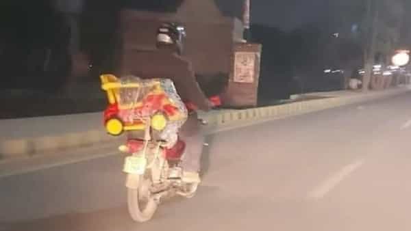 Fathers Love Photo Viral: ఈ ఫోటో ఇప్పుడు సోషల్ మీడియాలో ట్రెండింగ్.. నాన్న ప్రేమ ఆకాశమంత..