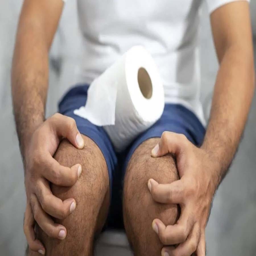 మలబద్ధకం: శరీరంలో ఫైబర్ లోపం ఉంటే, మీరు తరచుగా మలబద్ధకం సమస్యతో బాధపడుతుంటారు. పొట్టను శుభ్రం చేయనప్పుడు గ్యాస్, ఎసిడిటీ రావడం మొదలవుతుంది. మలబద్ధకం సమస్య చాలా రోజులు కొనసాగితే, అప్పుడు పైల్స్ కూడా సంభవించే అవకాశం ఉందంటున్నారు వైద్య నిపుణులు.