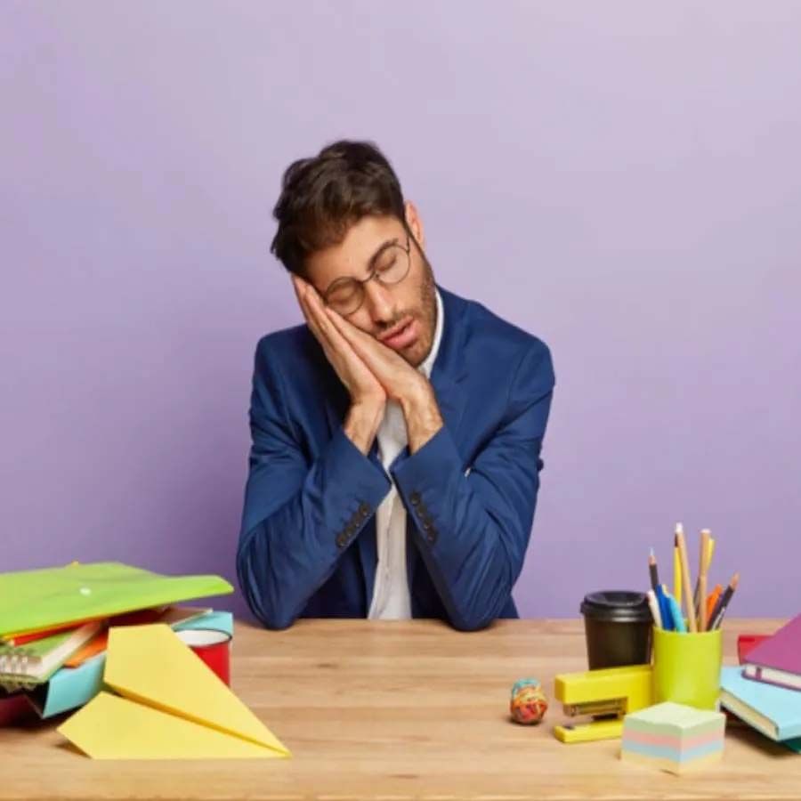 అలసట: జీర్ణవ్యవస్థపై భారం పెరగడంతో ఆహారాన్ని జీర్ణం అయ్యేందుకు ఇబ్బందులు పడాల్సి ఉంటుంది. అటువంటి పరిస్థితిలో మీరు తరచుగా అలసిపోతూ ఉంటారు. జీర్ణవ్యవస్థను మెరుగుపరచడానికి దోసకాయలు, ఇతర ఫైబర్ అధికంగా ఉండే వాటిని తినండి.