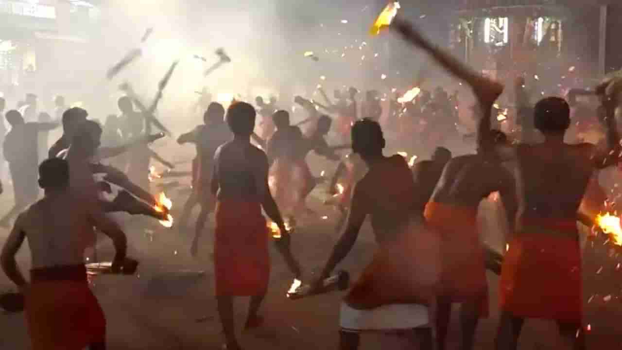 Karnataka: బాబోయ్ ఇదేం ఆచారం.. నిప్పులను చల్లుకుంటూ పరవశించిపోతున్న భక్తులు..!