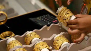 Gold, Silver Price Today: మగువలకు షాకిస్తున్న బంగారం ధరలు.. స్థిరంగా సిల్వర్ ధర.. తాజా రేట్ల వివరాలు