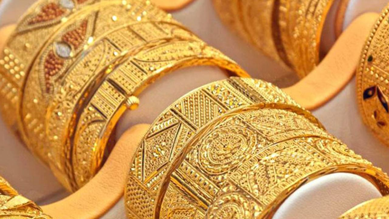 Today Gold Price: మహిళలకు షాకిస్తున్న బంగారం ధరలు.. స్థిరంగా సిల్వర్‌..!