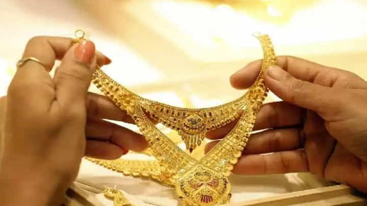 Gold: బంగారం కొంటున్నారా.. అయితే ఈ తప్పులు అస్సలు చేయకండి.. Gold: బంగారం కొంటున్నారా.. అయితే ఈ తప్పులు అస్సలు చేయకండి..