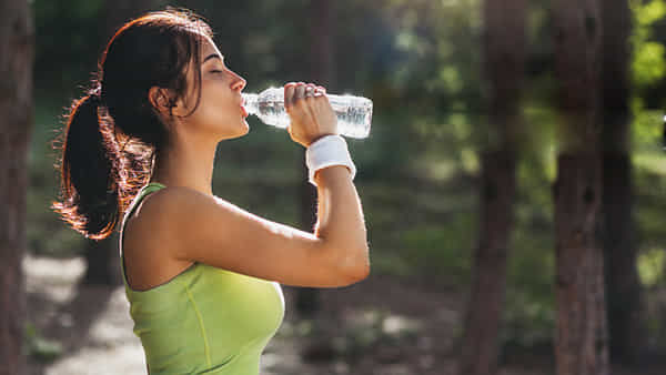 Health Tips: ఆహారం తిన్న వెంటనే నీరు తాగొచ్చా.. లేదా? అసలు ఎప్పుడు తాగితే మంచిదో తెలుసుకోండి..