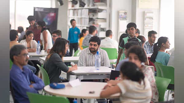 Human Library: ఈ లైబ్రరీలో మనుషులే పుస్తకాలు, అనుభవాలే పాఠాలు.. హ్యూమన్ లైబ్రరీ విశేషాలు..