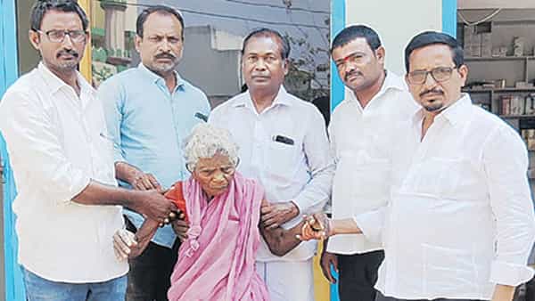 Kadapa: డబ్బు ముందు చిన్నబోయిన పేగుబంధం.. ఫించన్ డబ్బులు తీసుకుని తల్లిని రోడ్డుమీద వదిలేసిన తనయుడు