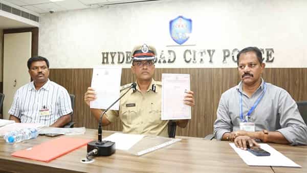 Fake Certificate Scam: హైదరాబాద్ నకిలీ సర్టిఫికెట్ రాకెట్ ముఠా అరెస్ట్! ప్రముఖ యూనివర్సిటీ వీసీ చేతివాటం..