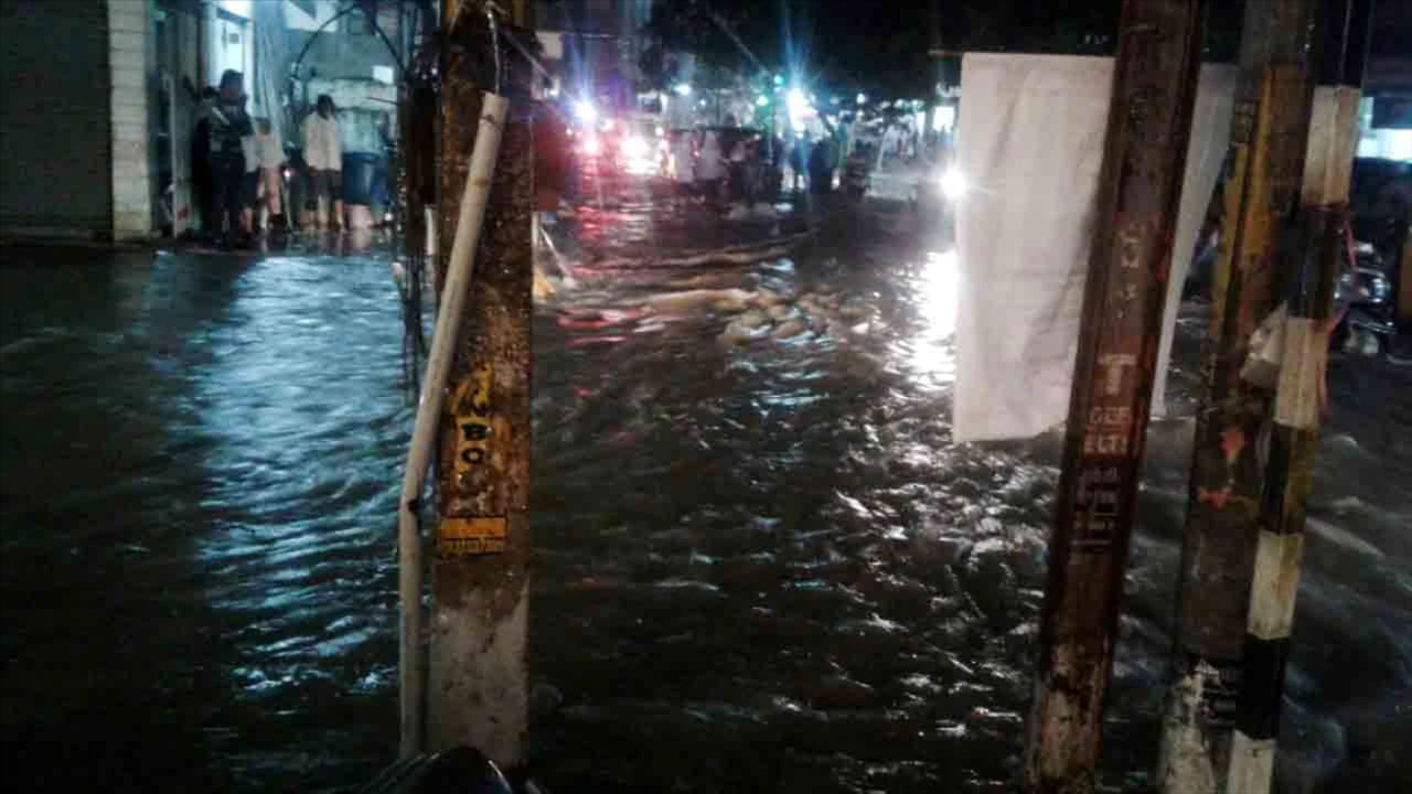Hyderabad Rains: భాగ్యనగరంలో వర్షం బీభత్సం... రహదారి, లోతట్టు ప్రాంతాలు జలమయం..