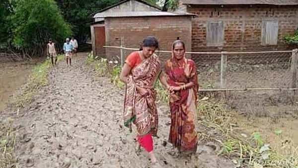 Keerthi Jalli IAS: అస్సాంలో ముంచెత్తుతున్న వరదలు... బాధితుల కోసం స్వయంగా రంగంలోకి దిగిన తెలుగమ్మాయిపై ప్రశంసల వర్షం