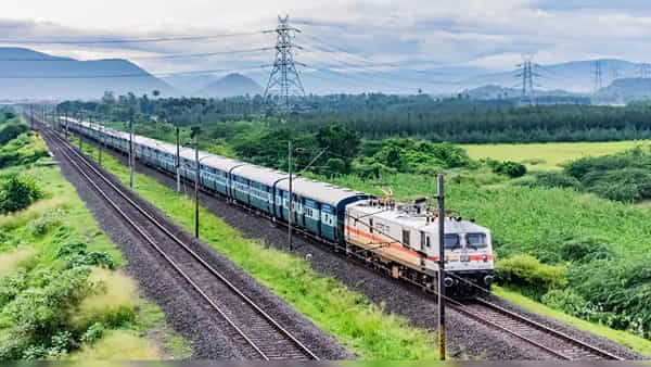 Railway News: రైల్వే ప్రయాణికులకు గుడ్న్యూస్.. హైదరాబాద్ నుంచి ఆ నగరానికి ప్రత్యేక రైళ్లు.. పూర్తి వివరాలివే..