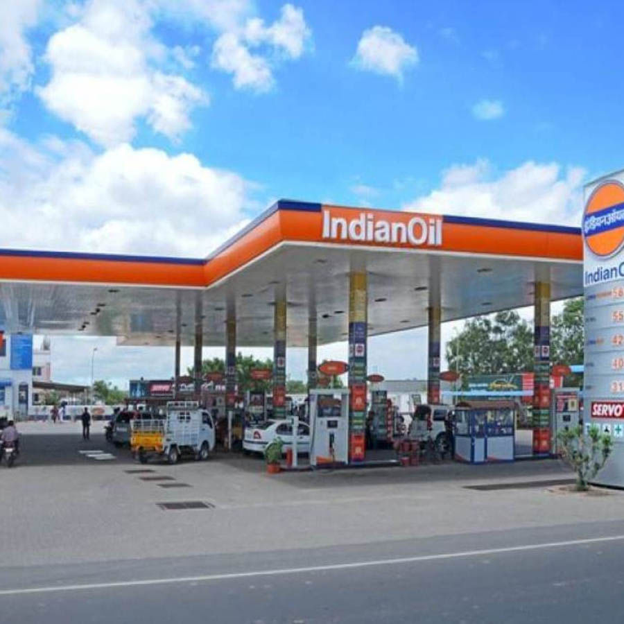 Indian Oil: కేంద్ర ప్ర‌భుత్వ రంగ సంస్థ‌ ఇండియ‌న్ ఆయిల్ కార్పొరేష‌న్ (IOC) లాభాల్లో దూసుకెళ్తోంది.  గత ఆర్థిక సంవత్సరంలో మంచి లాభాలతో గట్టెక్కింది. దేశంలో అధికంగా లాభాలు పొందిన కంపెనీగా పేరొందింది. గ‌త ఆర్థిక సంవ‌త్స‌రం (2021-22)లో రూ.7.28 ల‌క్ష‌ల కోట్లు (96 బిలియ‌న్ డాల‌ర్లు) ఆదాయం కూడబెట్టుకుంది. 