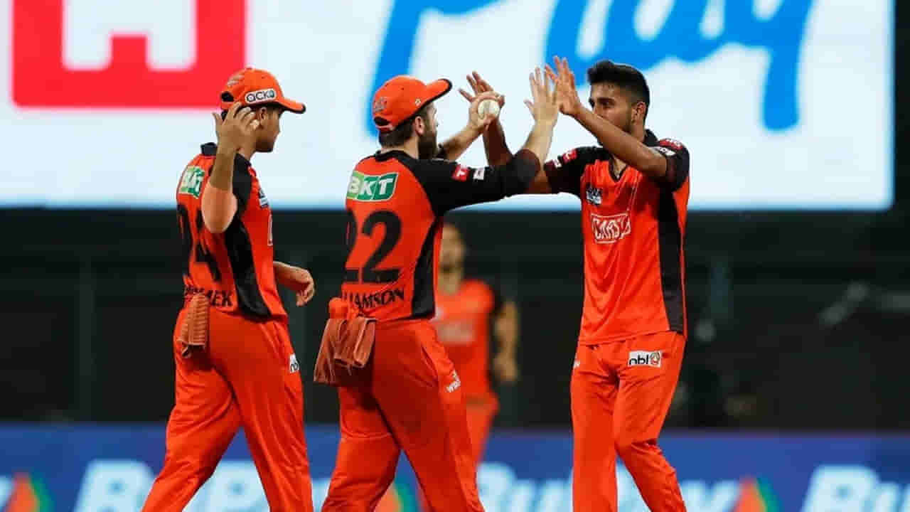 IPL 2022 Purple Cap: నాలుగో స్థానంలోకి దూసుకొచ్చిన ఆర్సీబీ బౌలర్.. యుజ్వేంద్ర చాహల్కి గట్టి పోటీ..!