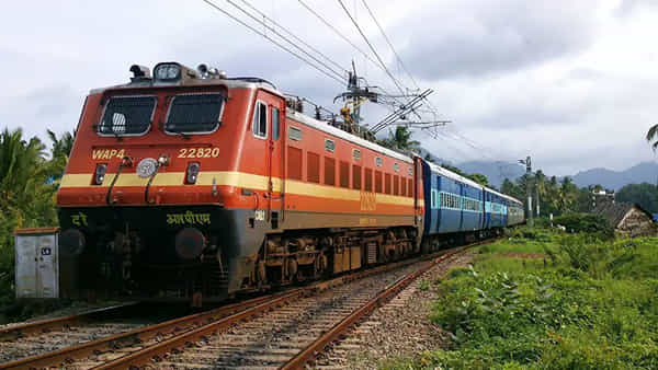 IRCTC: రూ. 35 కోసం మూడు చెరువుల నీళ్లు తాగించాడు.. వ్యవస్థనే దిగొచ్చేలా చేశాడు..