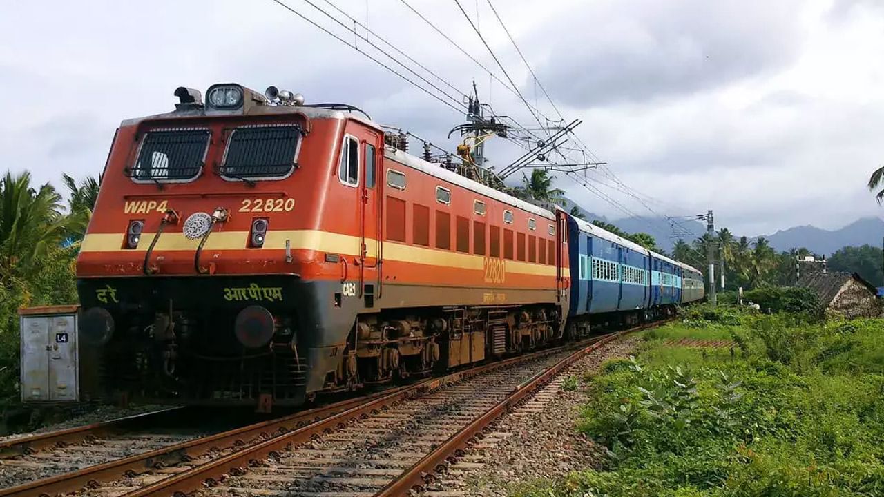 Indian Railways: రైళ్లలో ఆహార పదార్థాలపై అధిక ఛార్జీల వసూళ్ల నియంత్రణకు ఐఆర్‌సీటీసీ ప్లాన్..