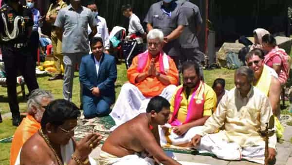 Surya devalayam: సూర్య దేవాలయాన్ని సందర్శించిన జమ్మూకాశ్మీర్ లెఫ్టినెంట్ గవర్నర్ మనోజ్ సిన్హా.. ప్రతిపక్షాల అభ్యంతరం..