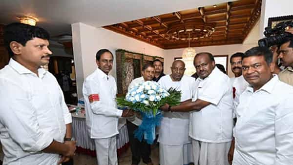 CM KCR: మాజీ ప్రధానితో సీఎం కేసీఆర్ భేటీ.. దేశ రాజకీయాలపై విస్తృత చర్చ