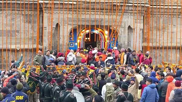 Kedarnath Temple: తెరుచుకున్న కేదార్నాథ్ ఆలయ తలుపులు.. పులకించిన భక్తజనం.. కరోనా ఆంక్షల నడుమ అనుమతి