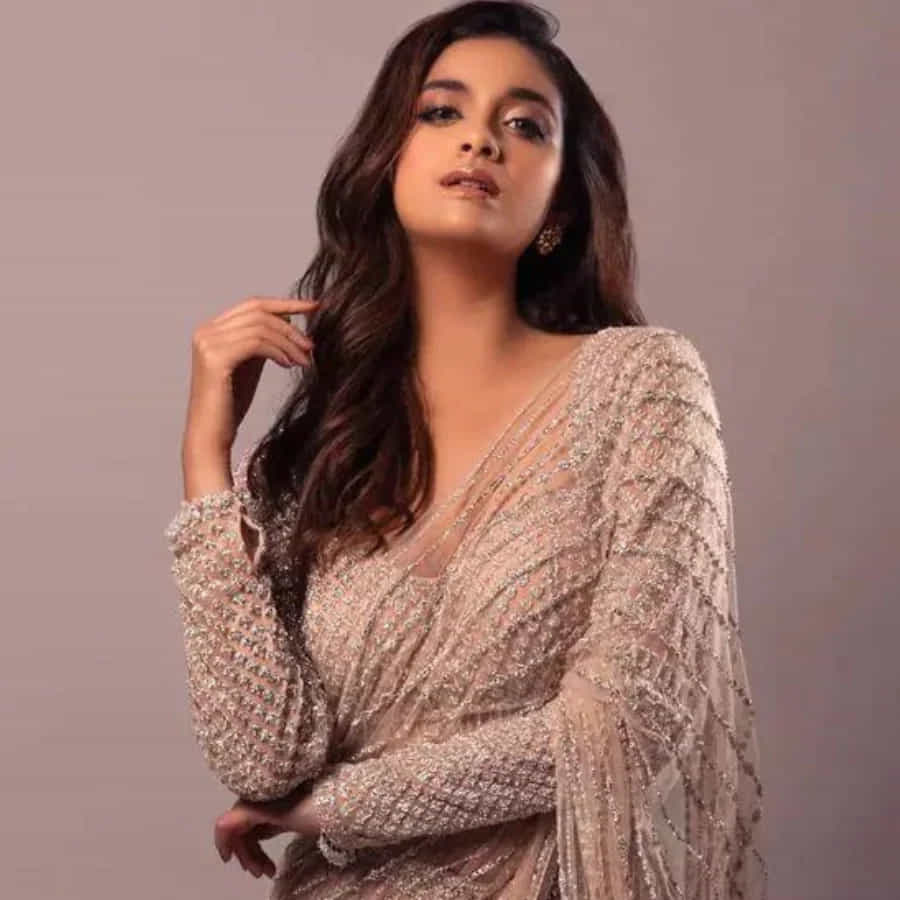మరోవైపు కీర్తి సురేష్ ఇదే దారిలో వెళ్తున్నారు. సర్కారు వారి పాట తర్వాత స్క్రిప్ట్ సెలక్షన్ విషయంలో చాలా జాగ్రత్తగా ఉంటున్నారు కీర్తి. వరసగా సినిమాలు చేయాలని తనకేం లేదని.. 10 పిచ్చి కథలు చేసేకంటే ఓ మంచి సినిమా చేయాలని ఉందని చెప్పుకొచ్చారు ఈ భామ. 