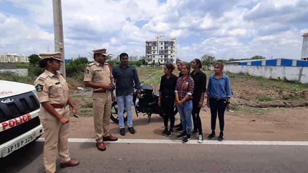 Guntur: వీళ్ల రూటే సెపరేట్.. మోడ్రన్ డ్రెస్లతో అట్రాక్ట్ చేస్తారు.. ఆపై