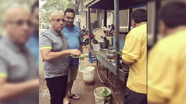 Viral Photo: తోపుడు బండి దగ్గర టిఫిన్ చేస్తున్న ఈ కోటీశ్వరుడిని గుర్తుపట్టారా.? ఈజీగా కనిపెట్టొచ్చు