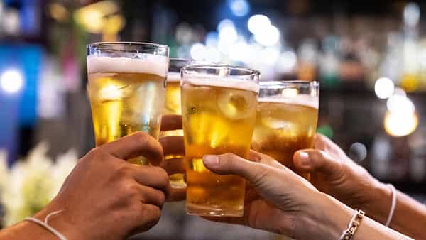 Telangana liquor: ఎనీ టైం మందు..! అదే అడ్డాగా వ్యాపారుల అక్రమార్జన, రాష్ట్రం దాటుతున్న సరుకు