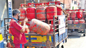 LPG Cylinder Price: పెరుగుతున్న ఎల్‌పీజీ గ్యాస్‌ సిలిండర్ ధరలు.. ఏడాదిలో ఎంత పెరిగిందంటే..!