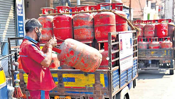 LPG Cylinder Price: పెరుగుతున్న ఎల్పీజీ గ్యాస్ సిలిండర్ ధరలు.. ఏడాదిలో ఎంత పెరిగిందంటే..!