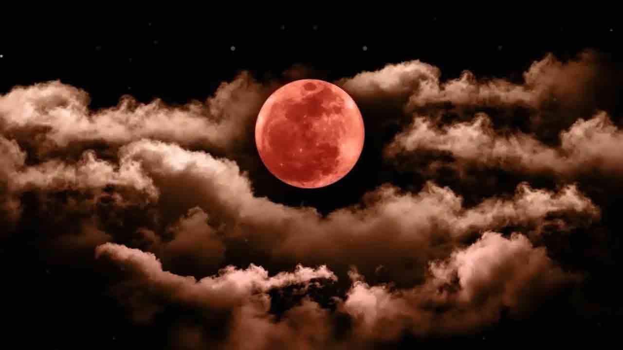 Lunar Eclips 2022: శత్రు, రోగ విముక్తి కోసం చంద్ర గ్రహణ సమయంలో ఈ మంత్రాలను పఠించండి..