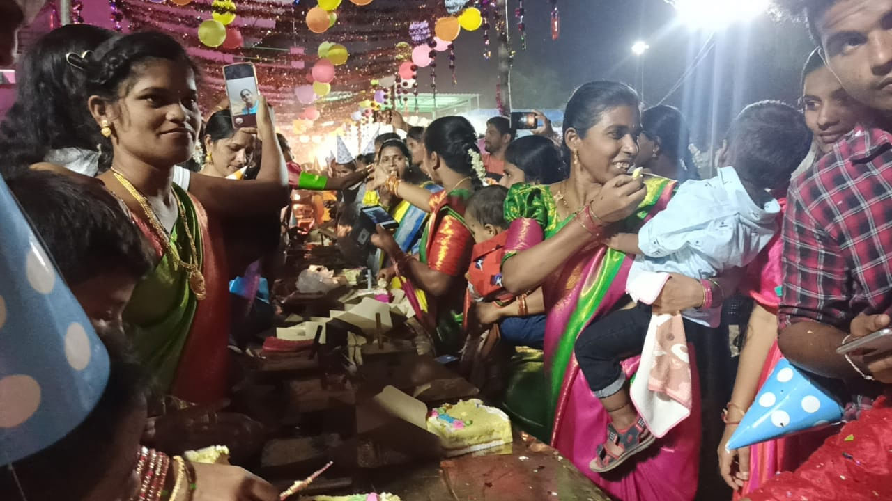 Telangana: 180 మంది అనాథలకు తల్లిదండ్రులు.. ఒకేసారి జన్మదిన వేడుకల నిర్వహణ