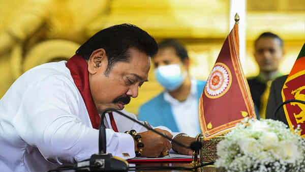 Sri Lanka Crisis: మహీంద రాజపక్స కుటుంబాన్ని వెంటాడుతోన్న ఆందోళన కారులు.. నేవీ స్థావరంలో తల దాచుకున్నా..