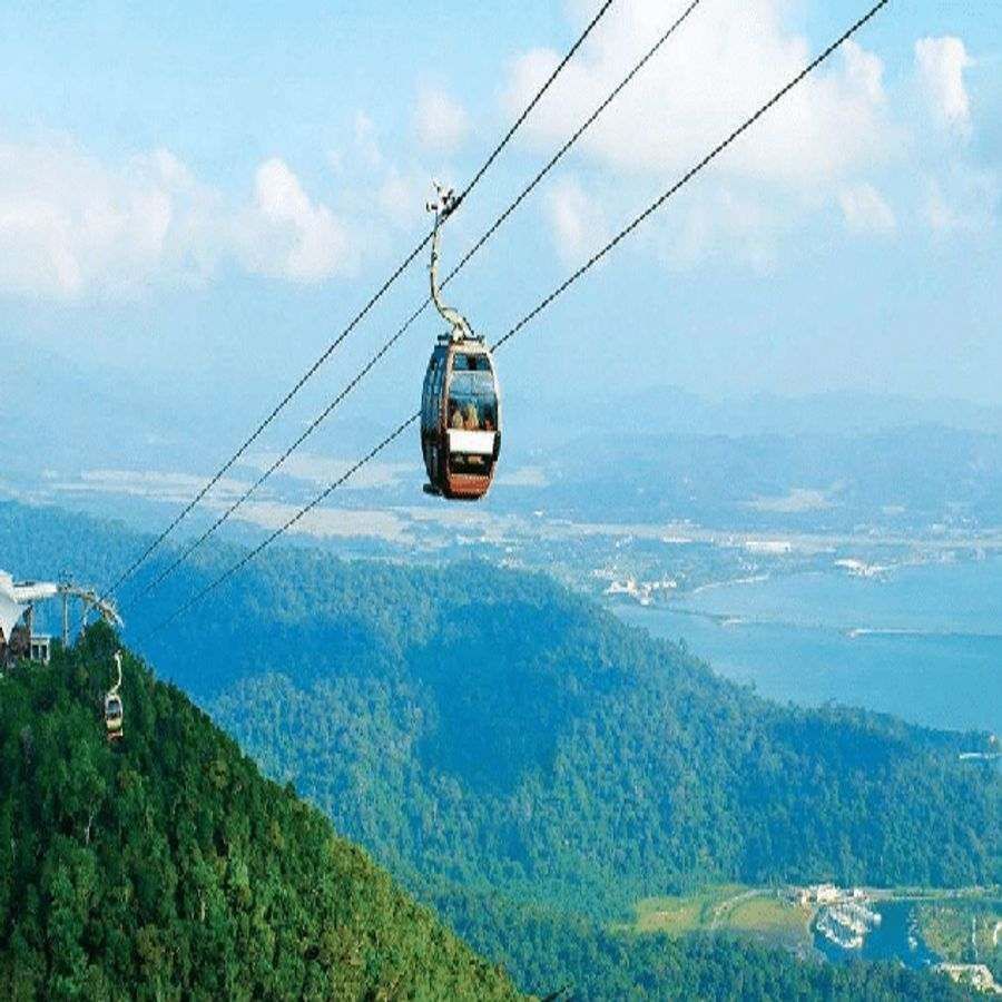 ముస్సోరీ - ముస్సోరీ అత్యంత ప్రశాంతమైన హిల్ స్టేషన్లలో ఒకటి. పర్వతాల రాణి అని కూడా అంటారు. ఇది డెహ్రాడూన్ నుండి దాదాపు 35 కిలో మీటర్ల దూరంలో ఉంటుంది. మీరు ఈ హిల్ స్టేషన్ని సందర్శించడానికి ప్లాన్ చేసుకోవచ్చు. హిల్ స్టేషన్ చాలా ప్రశాంతంగా, అందంగా ఉంటుంది.