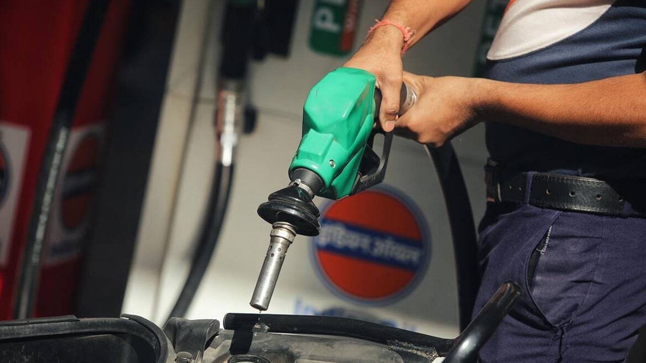 Petrol-Diesel Rate Today: వాహనదారులకు గుడ్‌న్యూస్‌.. కేంద్రం నిర్ణయంతో దేశంలో పెట్రోల్‌, డీజిల్ ధరలు ఇలా..