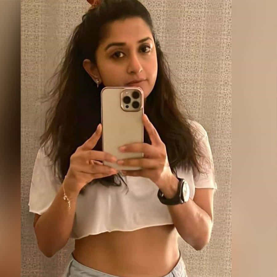 ఇప్పుడు సోషల్ మీడియాలో మీరా జాస్మిన్ ప్రస్తుతం ఉన్న స్టార్ హీరోయిన్స్ కు ఏమాత్రం తగ్గకుండా అందాల విందు చేస్తోంది.