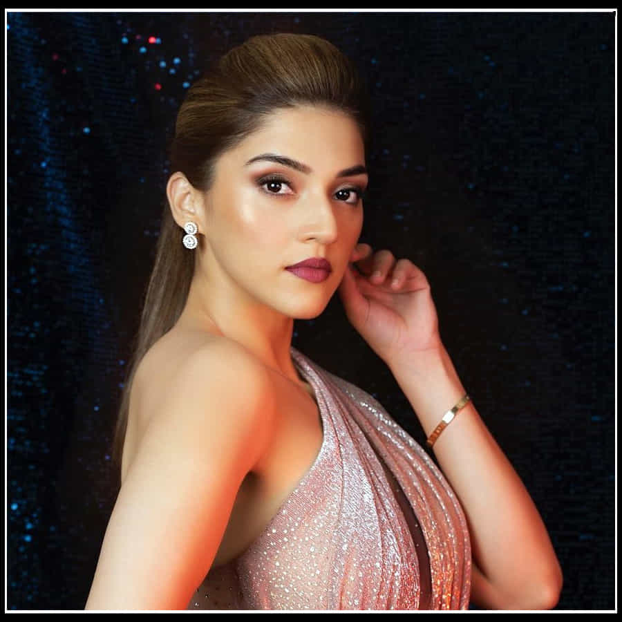 Mehreen Kaur Pirzada:మాతెక్కించే ఫోజులతో కొంటే చూపులతో మతిపొగోట్టేస్తున్న మెహ్రీన్..