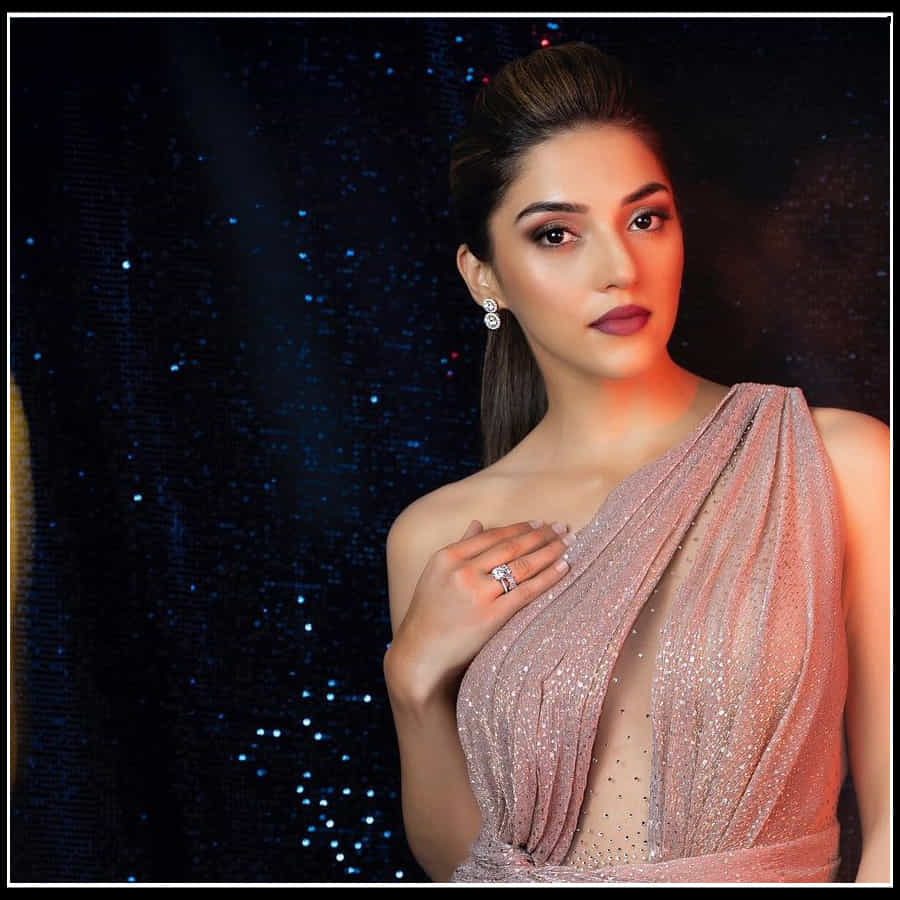 Mehreen Kaur Pirzada:మాతెక్కించే ఫోజులతో కొంటే చూపులతో మతిపొగోట్టేస్తున్న మెహ్రీన్..