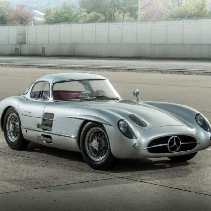 Mercedes-Benz 300 SLR: కొన్ని కొన్ని కార్లు వేలంలో అత్యధిక ధర పలుకుతుంటాయి. కార్లు పాతవే అయినా వాటి ప్రత్యేకతలను బట్టి అత్యధిక ధరకు అమ్ముడుపోతాయి. ఇక ఇప్పుడు ప్రపంచంలోని అత్యంత ఖరీదైన కారు ఇదే. 1955 మెర్సిడెస్‌ బెంజ్‌ 300 ఎస్‌ఎల్‌ఆర్‌ అలెన్‌హట్‌ కూపే ఇది. ఏకంగా రూ.1,100 కోట్లకు (143 మిలియన్‌ డాలర్లు) అమ్ముడైంది. 